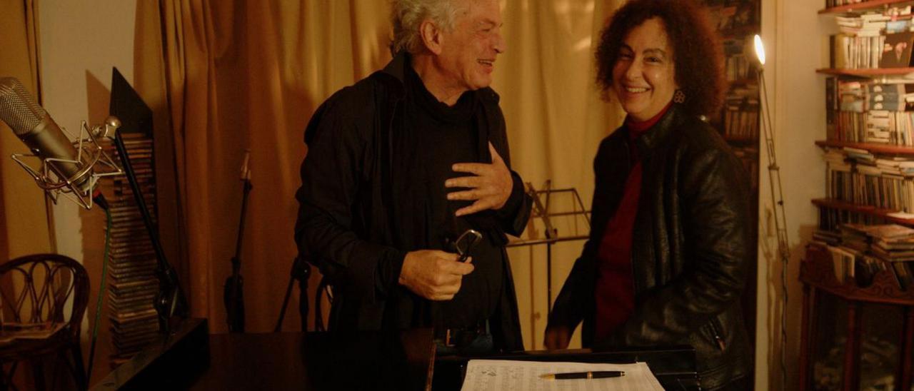 Santamaría con el pianista Joachim Kühn en el documental.