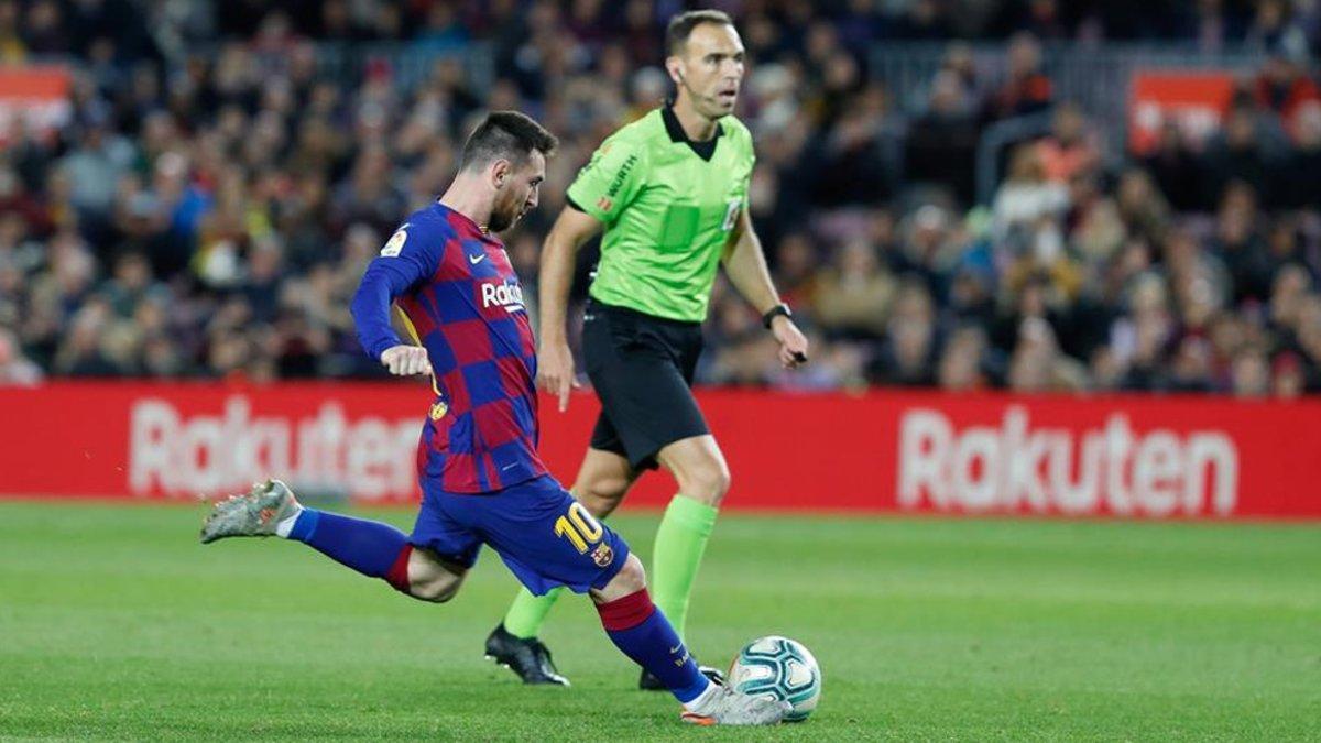 Messi tiene un guante en el pie izquierdo