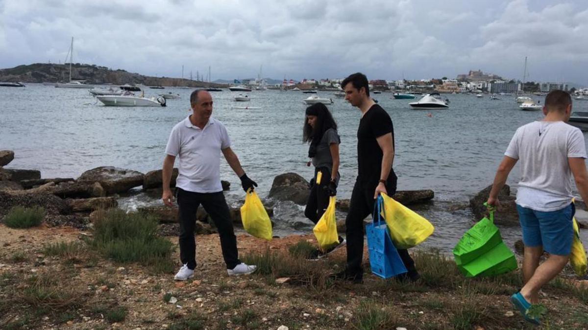 Voluntarios en una edición anterior del World CleanUp Day. | DI