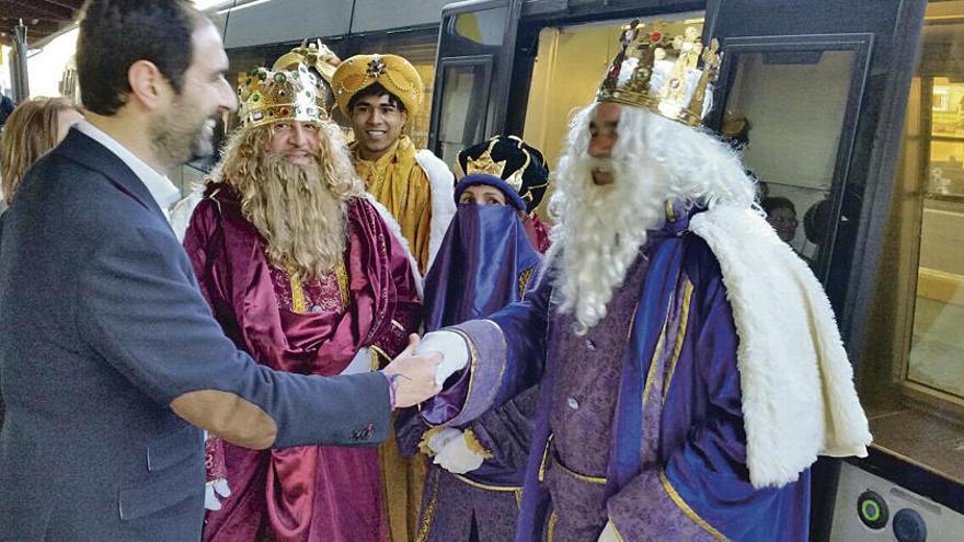 El alcalde de Pravia, David Álvarez, saluda a los Reyes Magos.