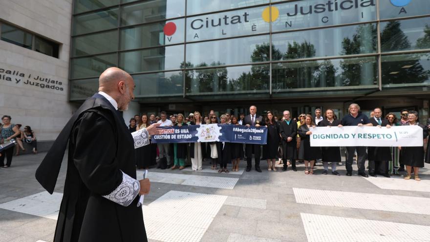 Los abogados se manifiestan a las puertas de la Ciudad de la Justicia