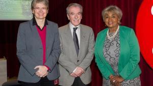 Christina Scheppelmann (izquierda), Miquel Lerín y Grace Bumbry, en la presentación del 54º Concurs Internacional de Cant Tenor Viñas en el Liceu. 