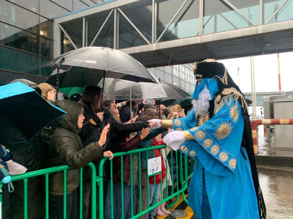 ÉN IMÁGENES: Los Reyes Magos de Oriente se pasearon por Luanco tas aterrizar en el aeropuerto