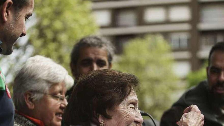 Maricuela, en primer término, con Ana María García, detrás.