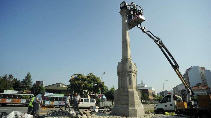 Trabajadores municipales y un relojero se encargaron de colocar el reloj de cuatro esferas, ayer. // Iñaki Abella