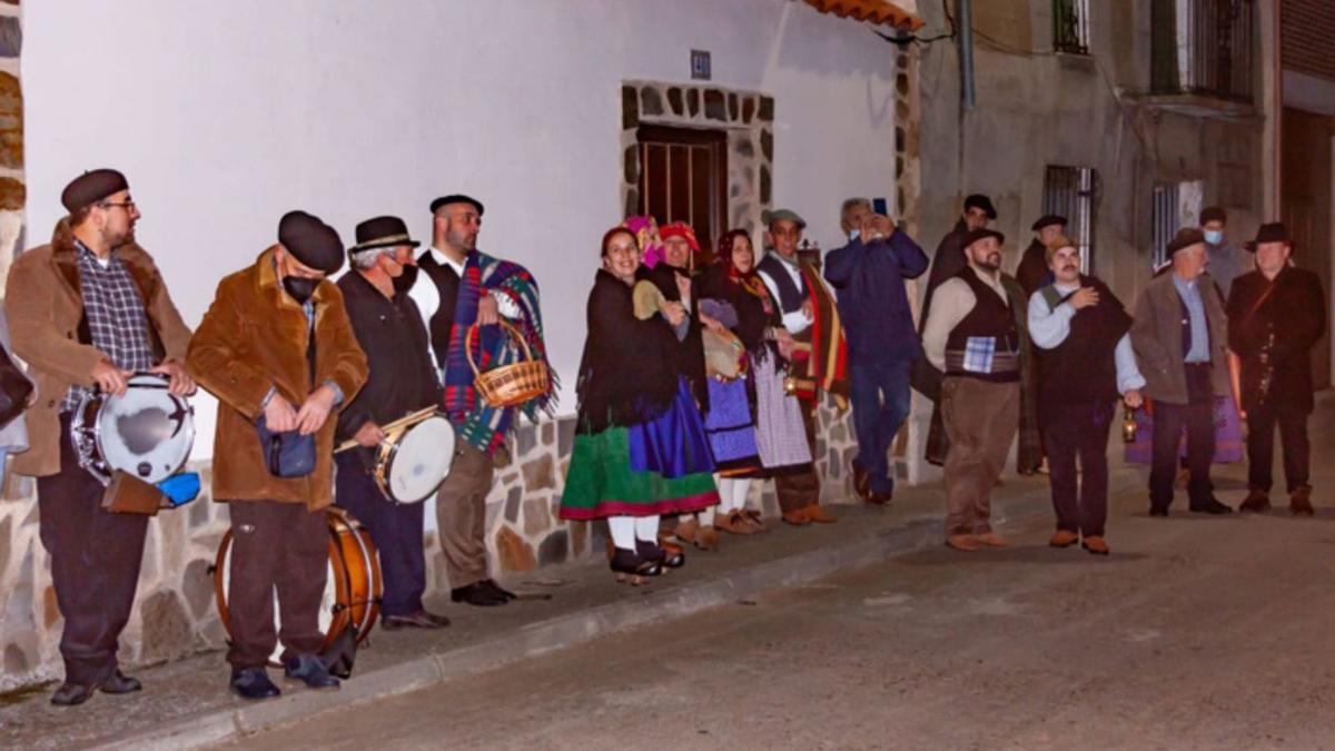 En las ima´genes se observan varios momentos de la ronda tradicional celebrada en Cerecinos por Son de los Valles. | A. Nogeras