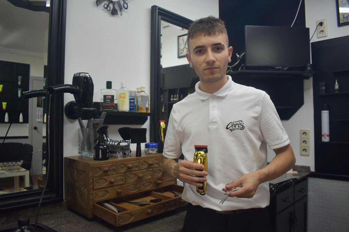 Christian Cortina, con tijera y maquinilla en su nuevo local de Infiesto.