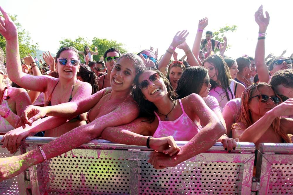 Más de 3.000 personas sufrieron los "cañonazos" de pintura líquida de todos los colores en la primera fiesta "Midnight Water Colour" de Galicia