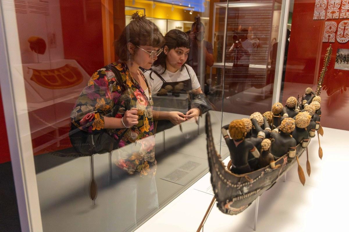 Visitantes de la muestra "Voces del Pacífico (Innovación y tradición)" .