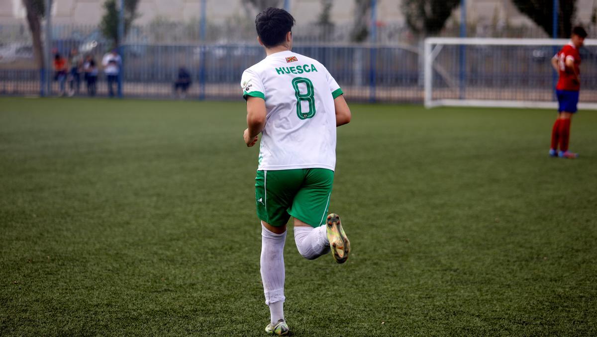 Un futbolista disputa un encuentro de fútbol en Aragón.