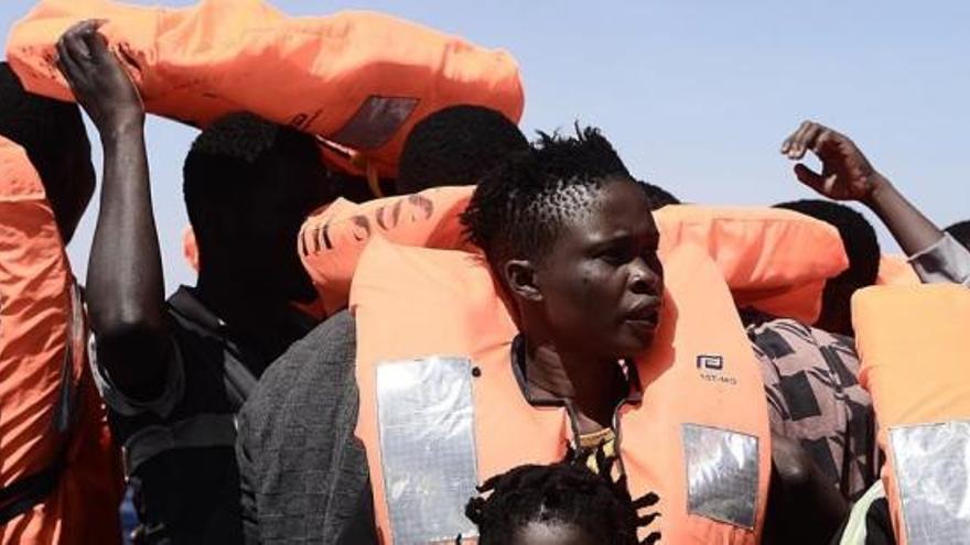 Immigrants rescatats al Mediterrani en una imatge d&#039;arxiu | EP