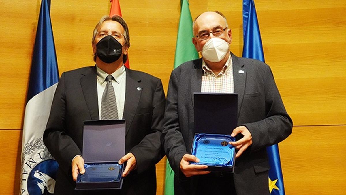 Javier López y Carlos Camacho en el acto de entrega del Premio Carlomagno 'Investigador de la UMA'.