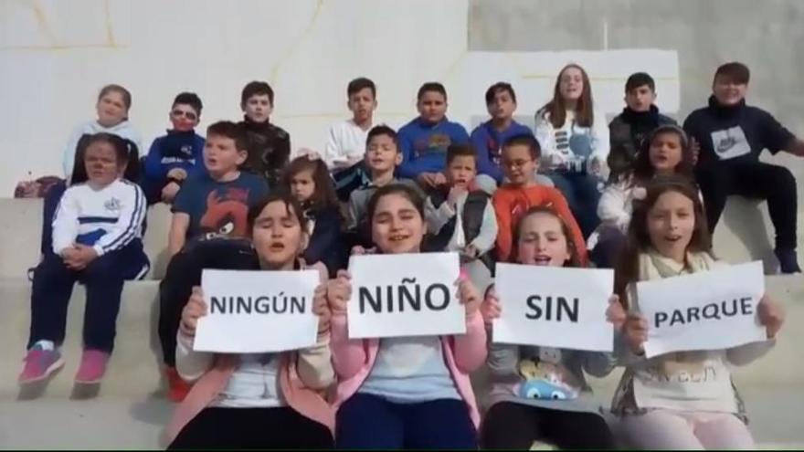 Imagen del vídeo, en el que los niños piden el parque infantil.