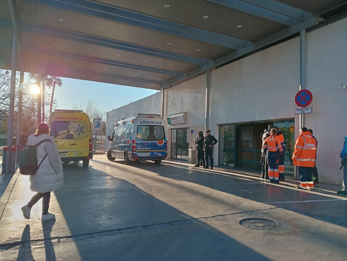 Entrada de las Urgencias del hospital Reina Sofía.