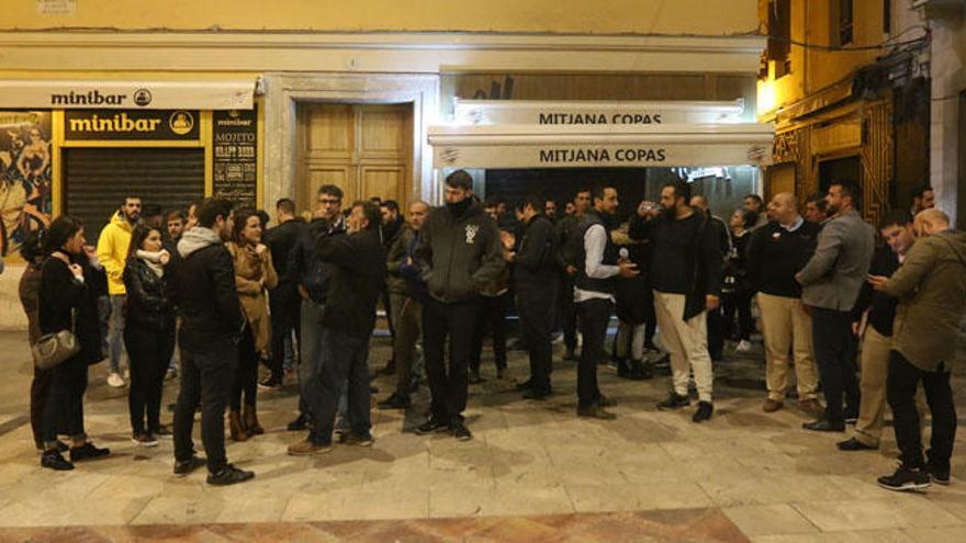 Cerca de un centenar de empresarios y trabajadores dedicados a la distribución de bebidas realizaron ayer una quedada en la plaza Mitjana para beber un botellín de agua.