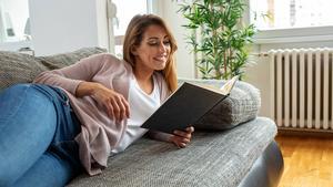 Mujer leyendo en el sofá