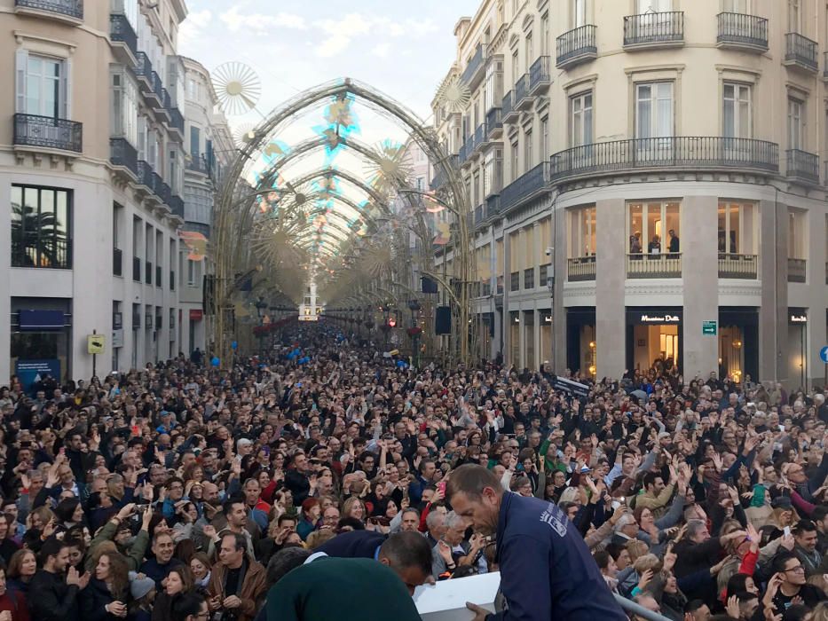 Aspecto la calle Larios, pasadas las 17.30 horas, donde el público espera el encendido del alumbrado navideño, que correrá a cargo de Antonio Banderas.