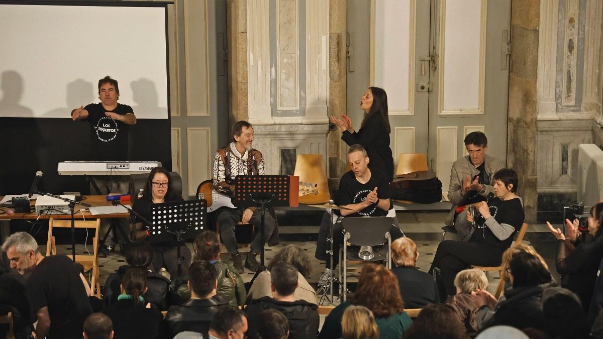 Los Coquitos en plena actuación.