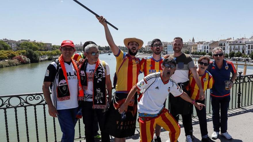 Aficionados del Valencia y del Barça en Sevilla.