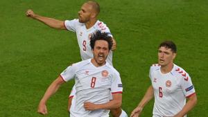 La Dinamarca de Braithwaite supera els txecs i somia amb una altra campanada a l’Eurocopa