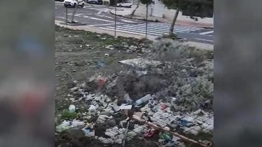 Denuncian la acumulación de basuras en solares de Güímar