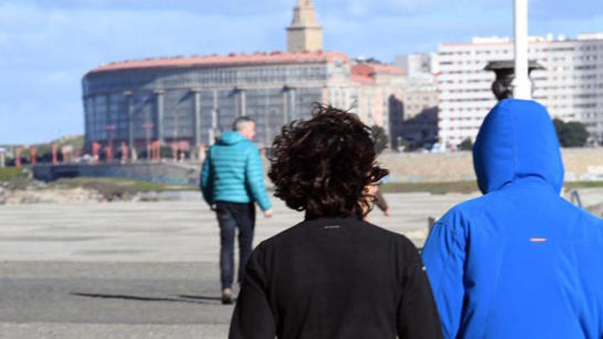 Abrigados en un día soleado en A Coruña.