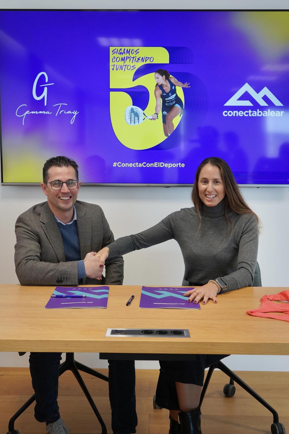 Gemma Tiay y Joan Miquel Durán, CEO de ConectaBalear, posan juntos durante la firma de su acuerdo.