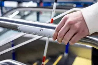 Un joven ciego enseña cómo se orienta en el Metro de Madrid para ir a trabajar: "Hay veces que el braille no lo ha puesto una persona ciega y está al revés"