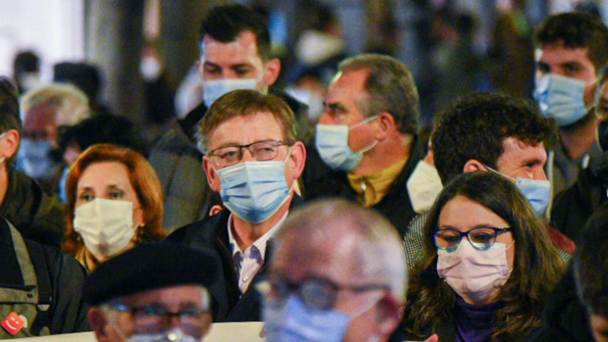 Ximo Puig junto con Mónica Oltra en la manifestación de València. | JORGE GIL/EP