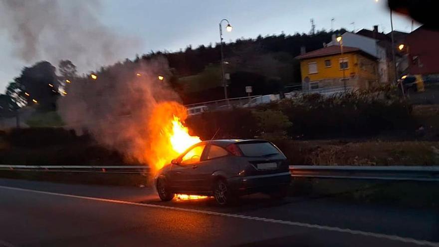 Arde un coche en la salida de Avilés hacia la &quot;Y&quot; y genera algunas retenciones en la zona