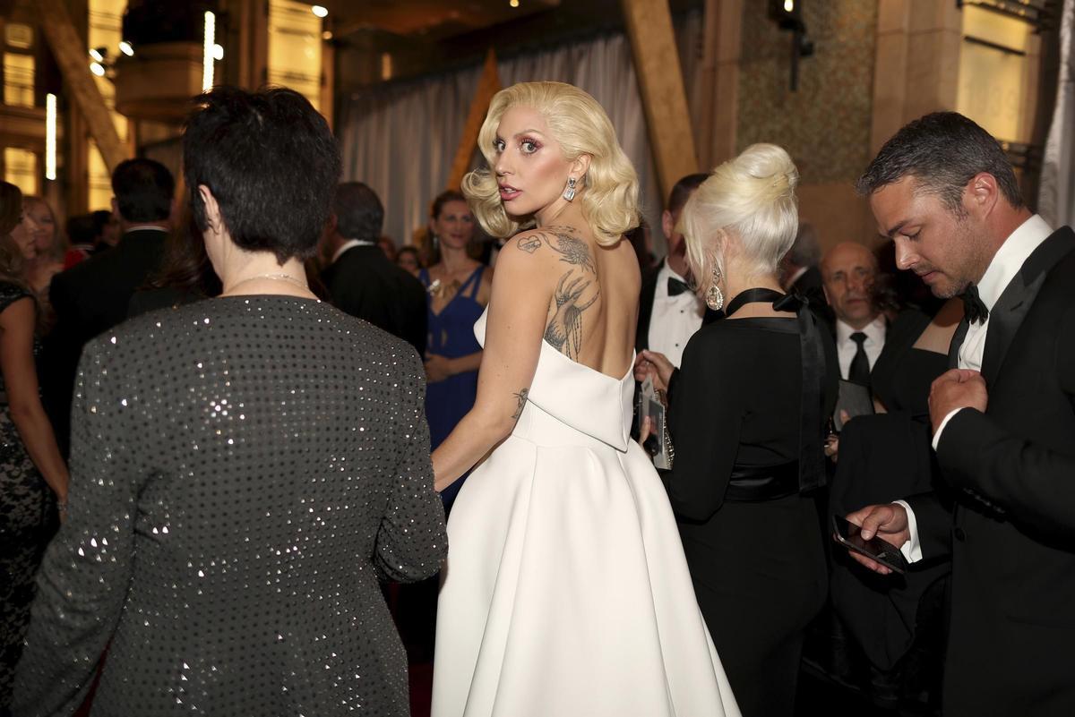 Lady Gaga luce tatuaje en los Oscar 2016