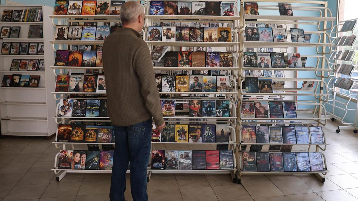 Un hombre mira películas en el videoclub Krypton de la calle Florida.
