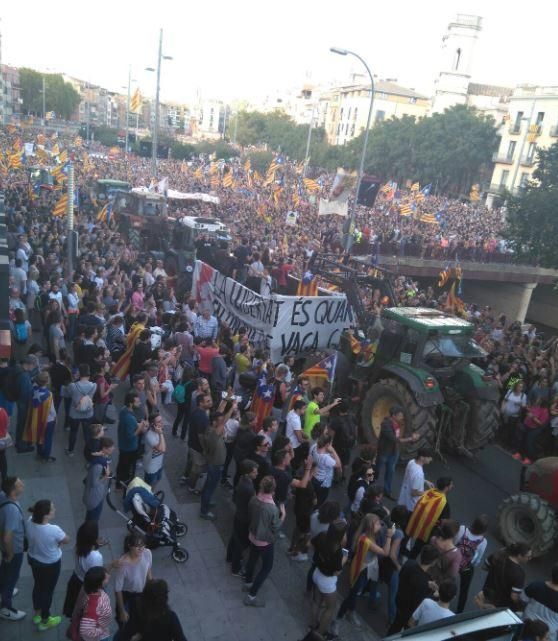 Manifestació històrica a Girona per rebutjar la violència policial l'1-O