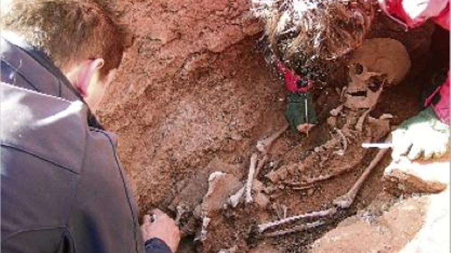 Dos arqueòlegs de l&#039;equip de Cat Patrimoni netegen els ossos que s&#039;han trobat al costat de l&#039;església