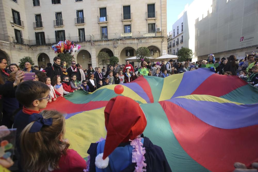 Más de 3.000 personas entre niños y mayores adelantan la entrada al 2019 en la plaza del Ayuntamiento