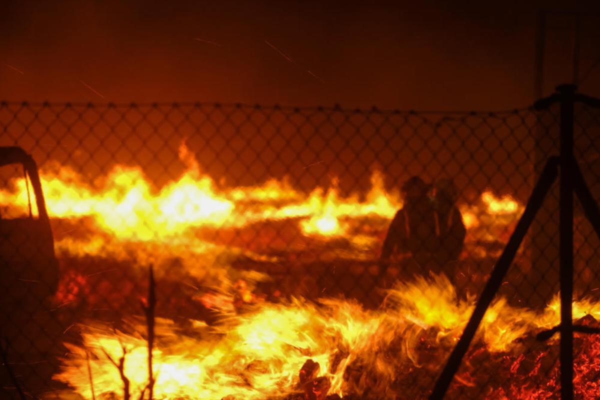 Un espectacular incendio calcina una fábrica de palets en La Marina.