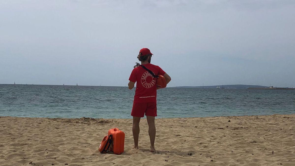 Ein Rettungsschwimmer an Palmas Stadtstrand Can Pere Antoni