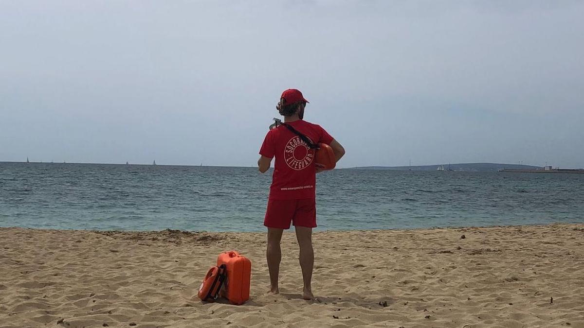 Ein Rettungsschwimmer an Palmas Stadtstrand Can Pere Antoni