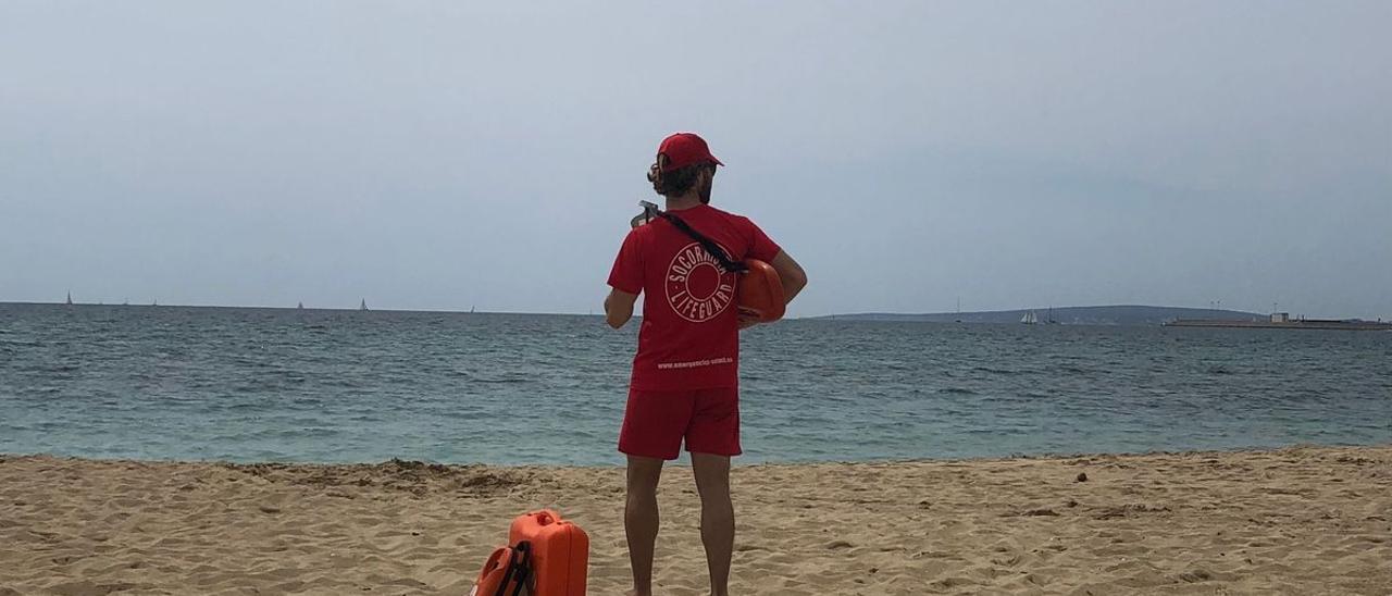 Ein Rettungsschwimmer an Palmas Stadtstrand Can Pere Antoni