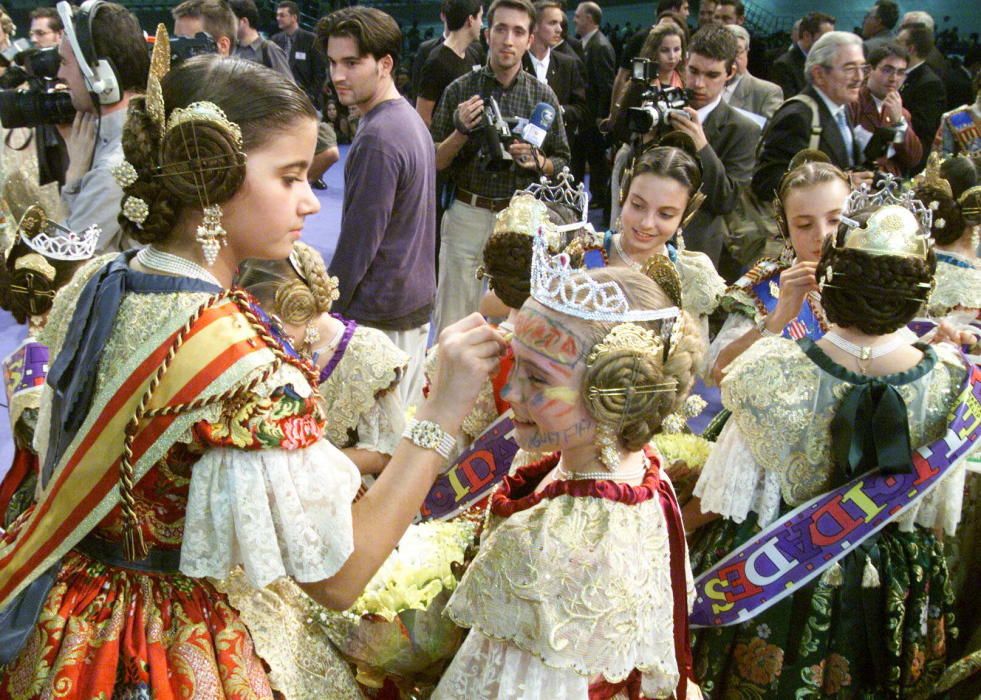 Corte 2002. Elena Nebot pinta la cara a una de las novatas.