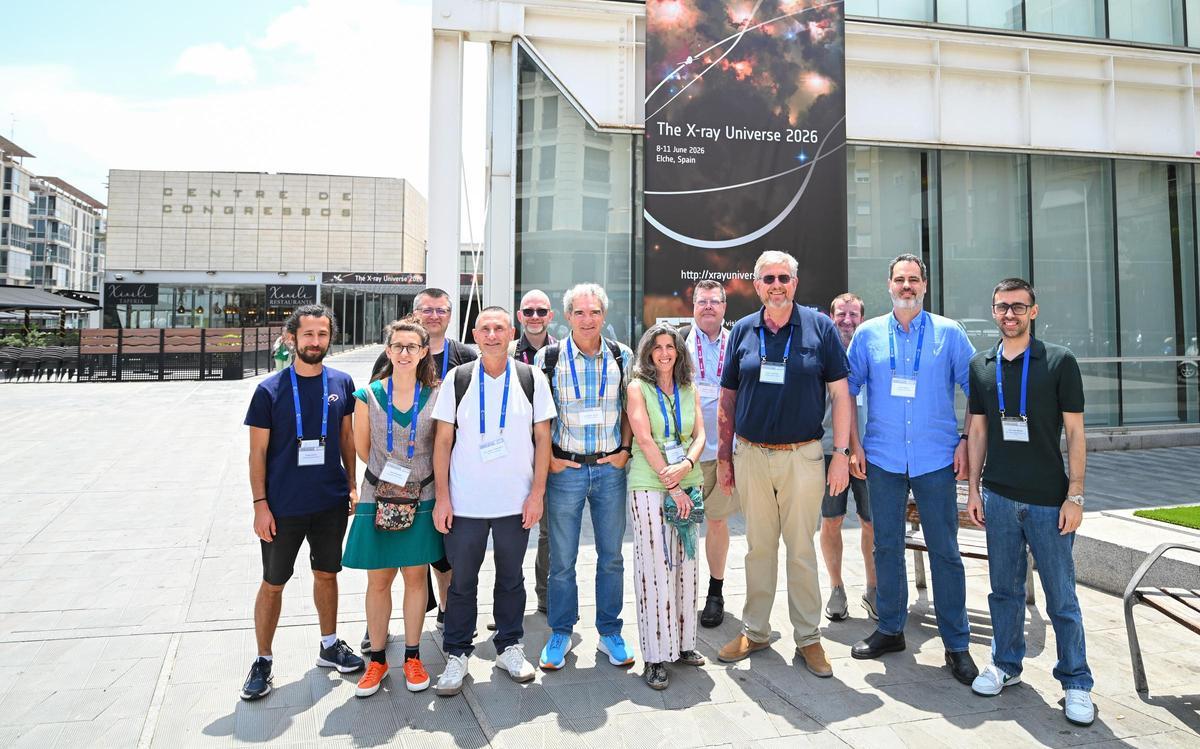 Miembros de la organización e investigadores, este miércoles, junto al Centro de Congresos de Elche.