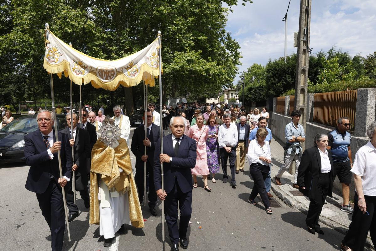 EN IMÁGENES: El Corpus Christi de Somió luce en todo su esplendor con una misa y procesión oficiada por Kike Figaredo: "Estamos muy contentos de que nos acompañe EN IMÁGENES: El Corpus Christi de Somió luce en todo su esplendor con una misa y procesión oficiada por Kike Figaredo: "Estamos muy contentos de que nos acompañe