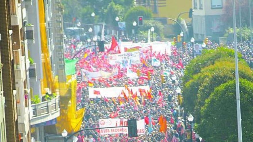 La manifestación, a lo largo de la avenida de la Costa.