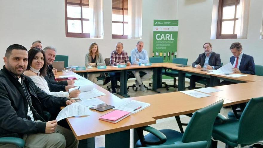 Sindicatos y patronal pactan la subida salarial de los gruístas que desactiva la amenaza de huelga en Córdoba