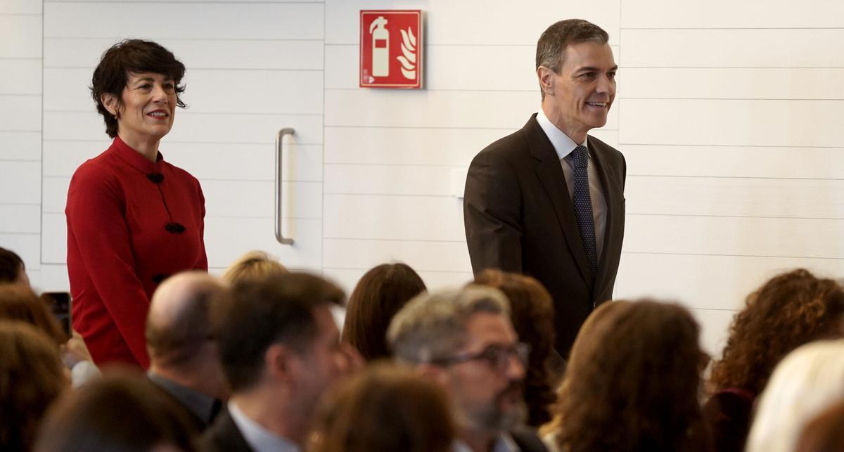 El presidente del Gobierno, Pedro Sánchez, y la portavoz del Gobierno, Elma Saiz, el pasado jueves durante la inauguración del Foro contra el odio.