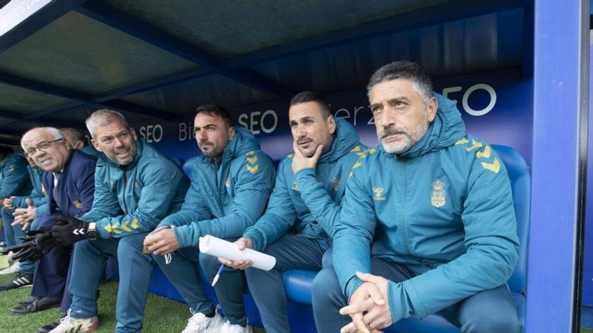 Pimi, Yepes y Momo en el banquillo de la UD Las Palmas contra el Eibar en 2022
