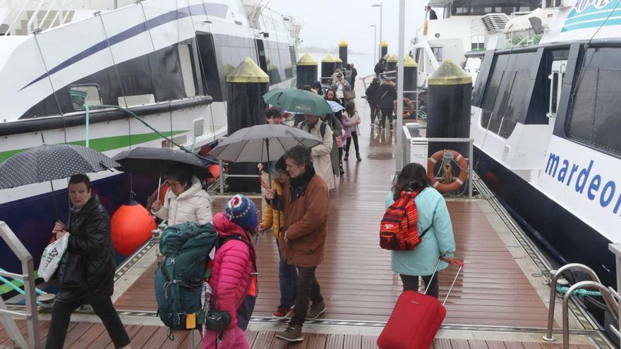 Usuarios bajando del barco de pasajeros repuesto ayer en Cangas.