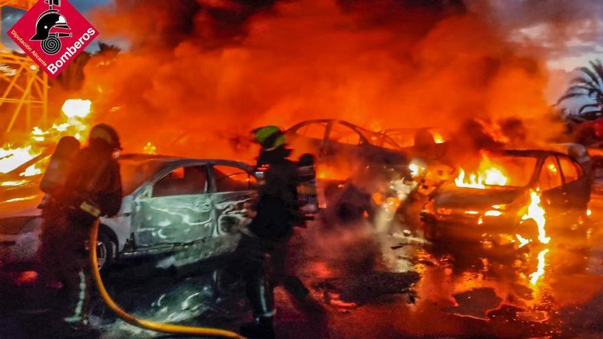 Incendio en una empresa de desguace de vehículos en Catral