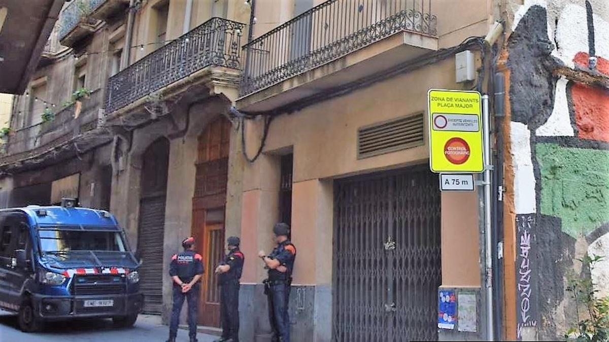 Imatge de la desocupació del bloc número 29 del carrer Sobrerroca