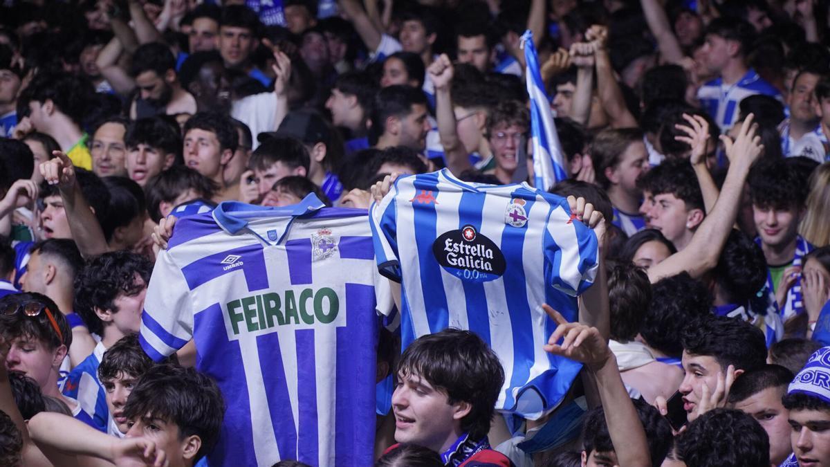 Los aficionados del Deportivo levantan las camisetas en la Fan Zone de Riazor.
